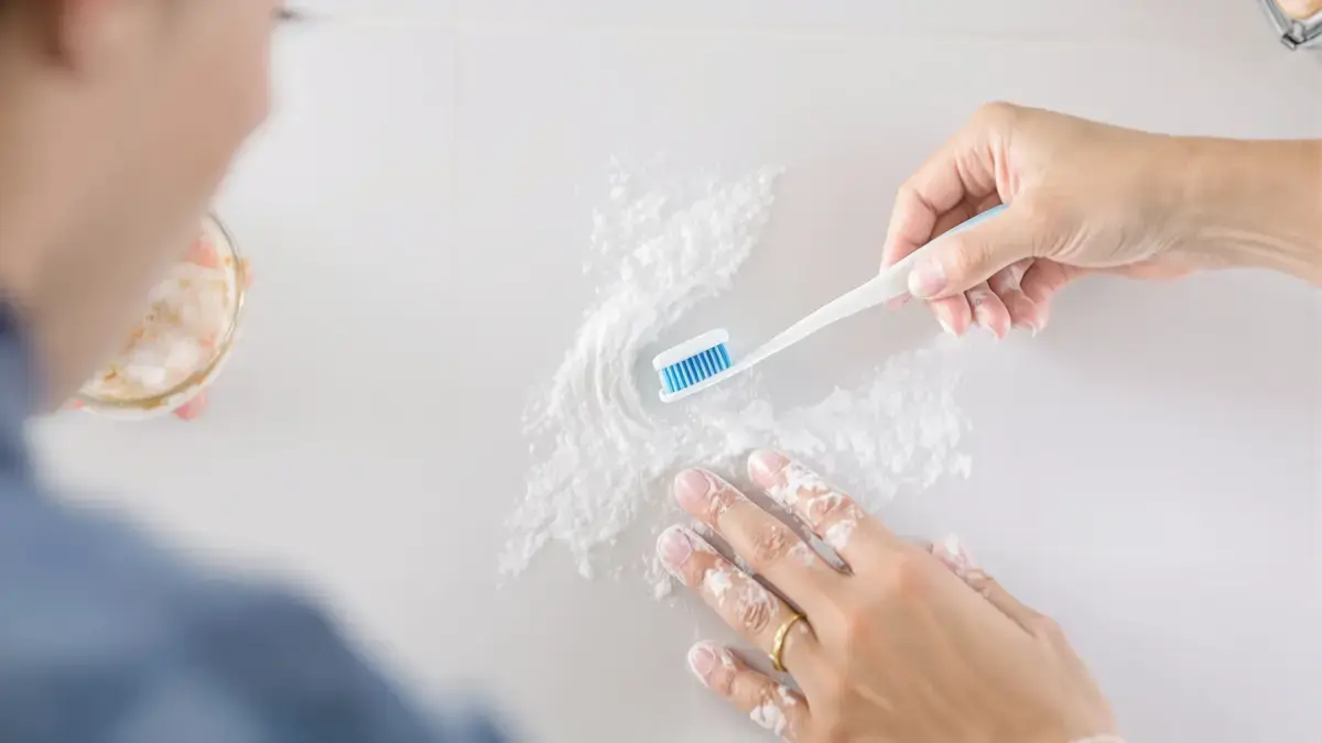 Neznámá domácí směs ze 4 ingrediencí, která odstraní černé spáry za 15 minut bez použití bělidla